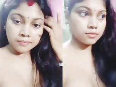 Sexy Boudi Showing Her Boobs New Video OYO